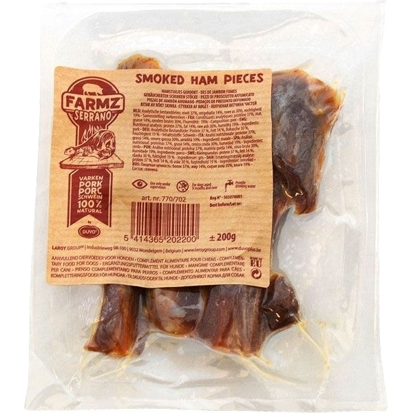 Geräucherte Schinkenstücke in transparenter Vakuumverpackung. Die Stücke sind unregelmäßig geformt, rötlich-braun gefärbt mit leicht glänzender Oberfläche