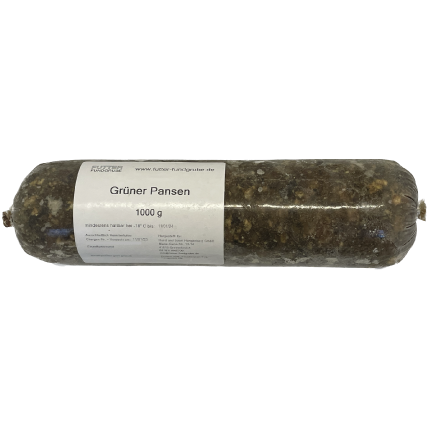 Eine Frostfleischrolle mit weißem Etikett und der Aufschrift „Grüner Pansen“. Verpackt in einem nicht essbaren Kunstdarm. Die Füllung ist grob gewolft, bräunlich-grün mit sichtbaren Faserstücken.