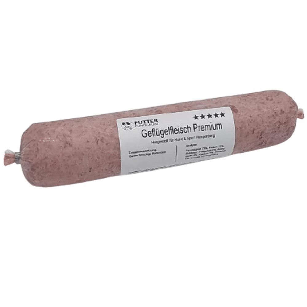 Eine Frostfleischrolle mit dem Etikett „Geflügelfleisch Premium“. Verpackt in einem nicht essbaren Kunstdarm. Die Füllung ist hellrosa, fein gewolft und gleichmäßig strukturiert.