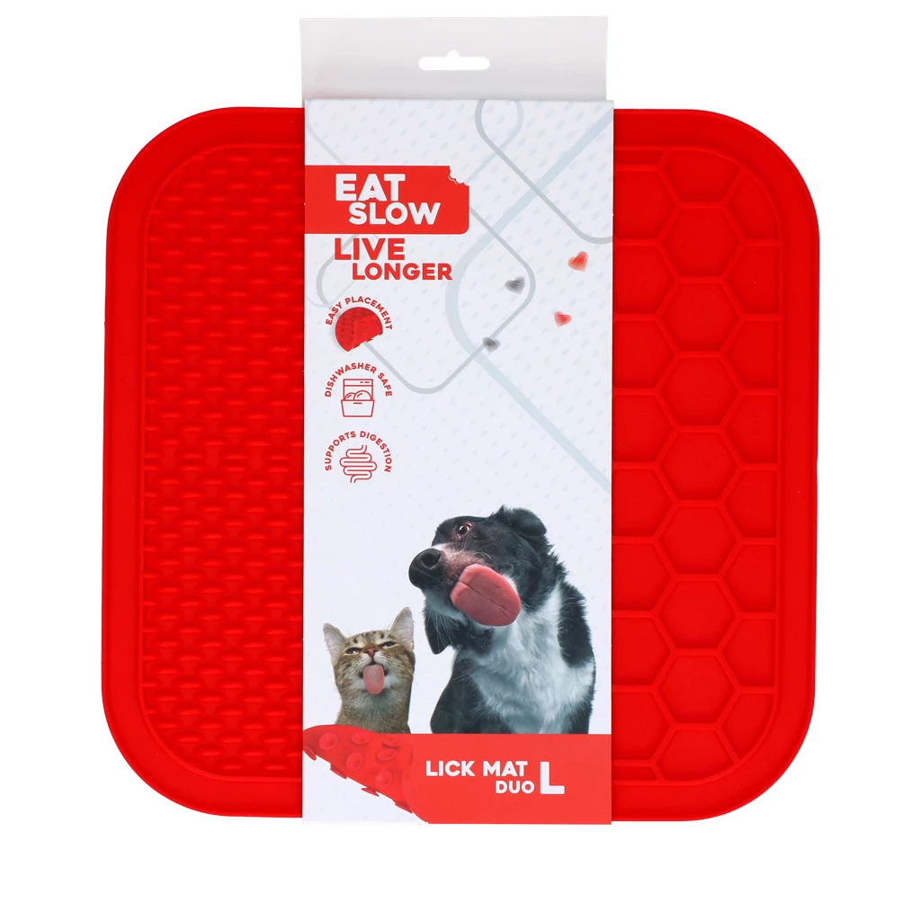 Rote Schleckmatte ‚Eat Slow Live Longer‘ für Hunde und Katzen, mit Tierabbildungen auf der Verpackung und Hinweisen zu Zahnpflege und stressreduzierender Wirkung.