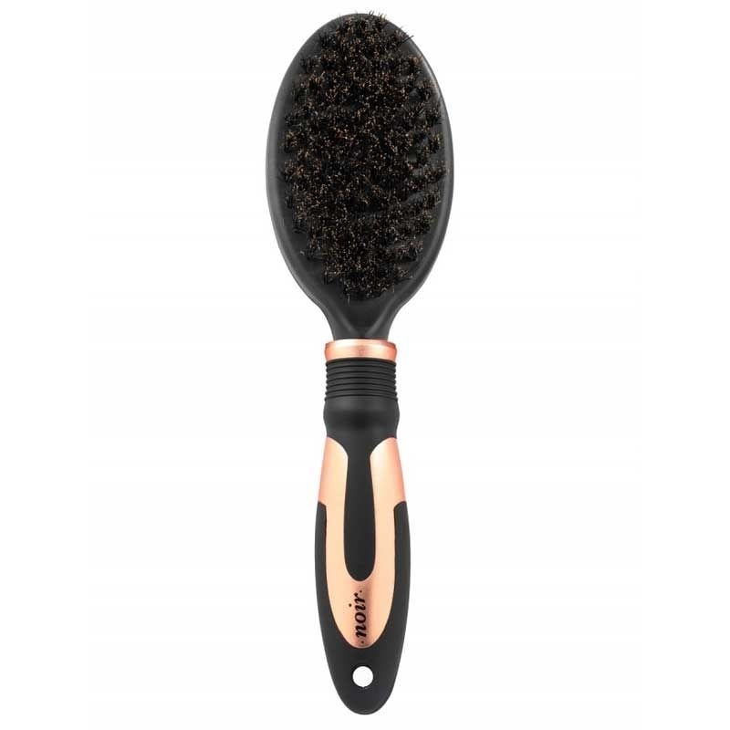 Ovalförmige Haarbürste mit dicht gesetzten Borsten und schwarz-kupferfarbenem Griff. Der Griff hat eine Aufhängeöffnung und eine matte Oberfläche.
