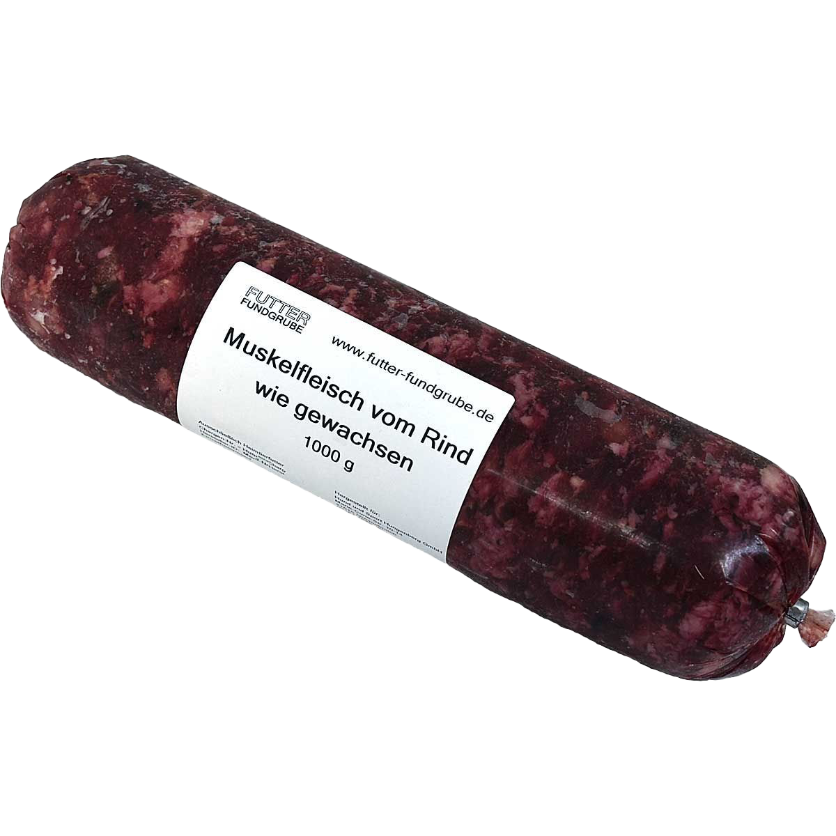 Eine Frostfleischrolle mit weißem Etikett und der Aufschrift „Muskelfleisch vom Rind“. Verpackt in einem nicht essbaren Kunstdarm. Die Füllung ist grob gewolft und rotbraun gemasert.