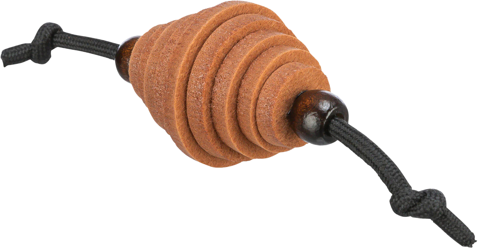 Ein längliches Kazenspielzeug aus braunem, geschichtetem Leder mit rauer Oberfläche, mittig gelocht, an beiden Enden mit schwarzem, geknotetem Textilseil versehen, freigestellt dargestellt.