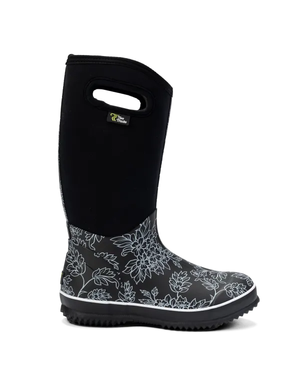 Schwarzer Gummistiefel mit Blumenmuster im unteren Bereich und Grifföffnung am Schaft, stehend auf hellem Untergrund.