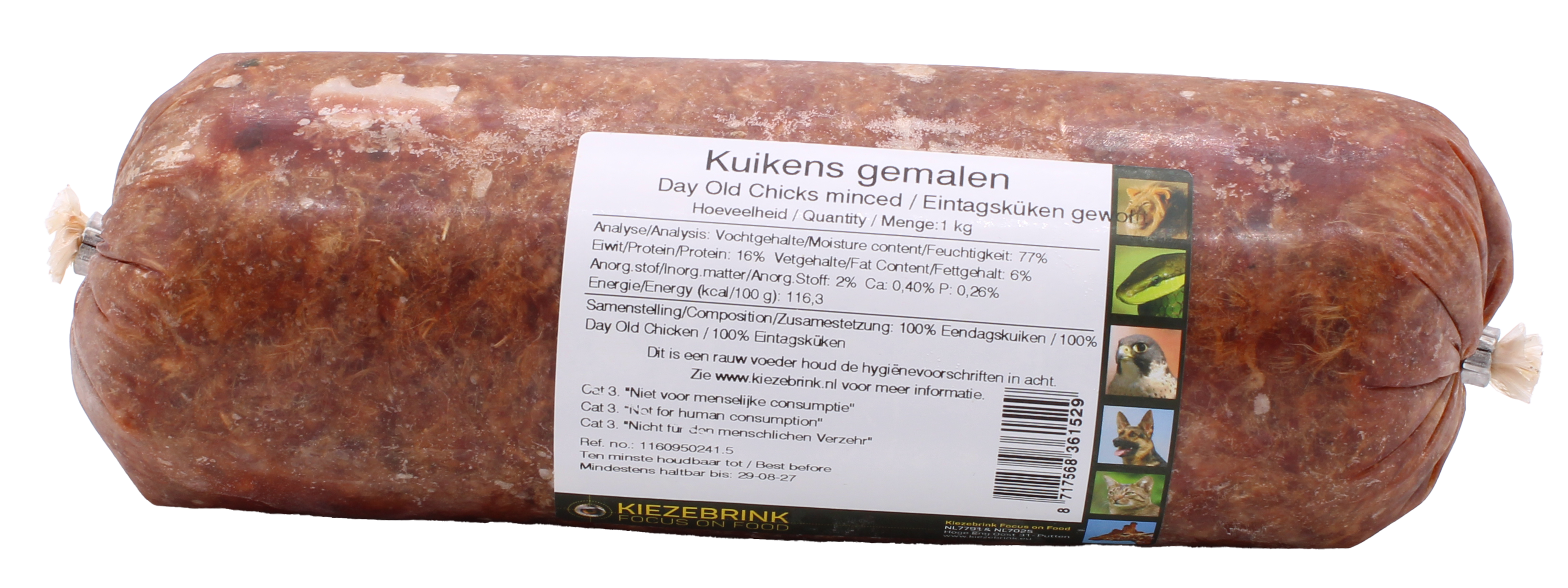 Eine Frostfleischrolle mit dunkelbraunem, fein gewolftem Inhalt und hellen Fett- oder Fleischstückchen. Auf dem weißen Etikett steht „Fischmix“. Verpackt in einem nicht essbaren Kunstdarm.