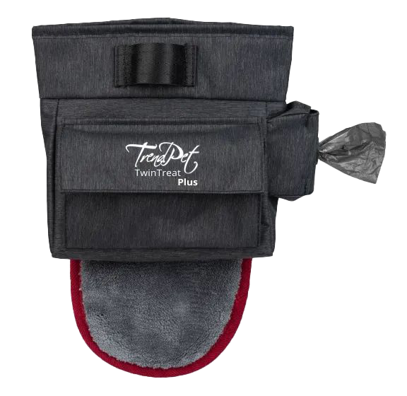 Eine dunkelgraue Gürteltasche mit weißem „TrendPet TwinTreat Plus“-Schriftzug, integriertem grauem Fingerhandtuch mit rotem Rand und Spender für schwarze Kotbeutel