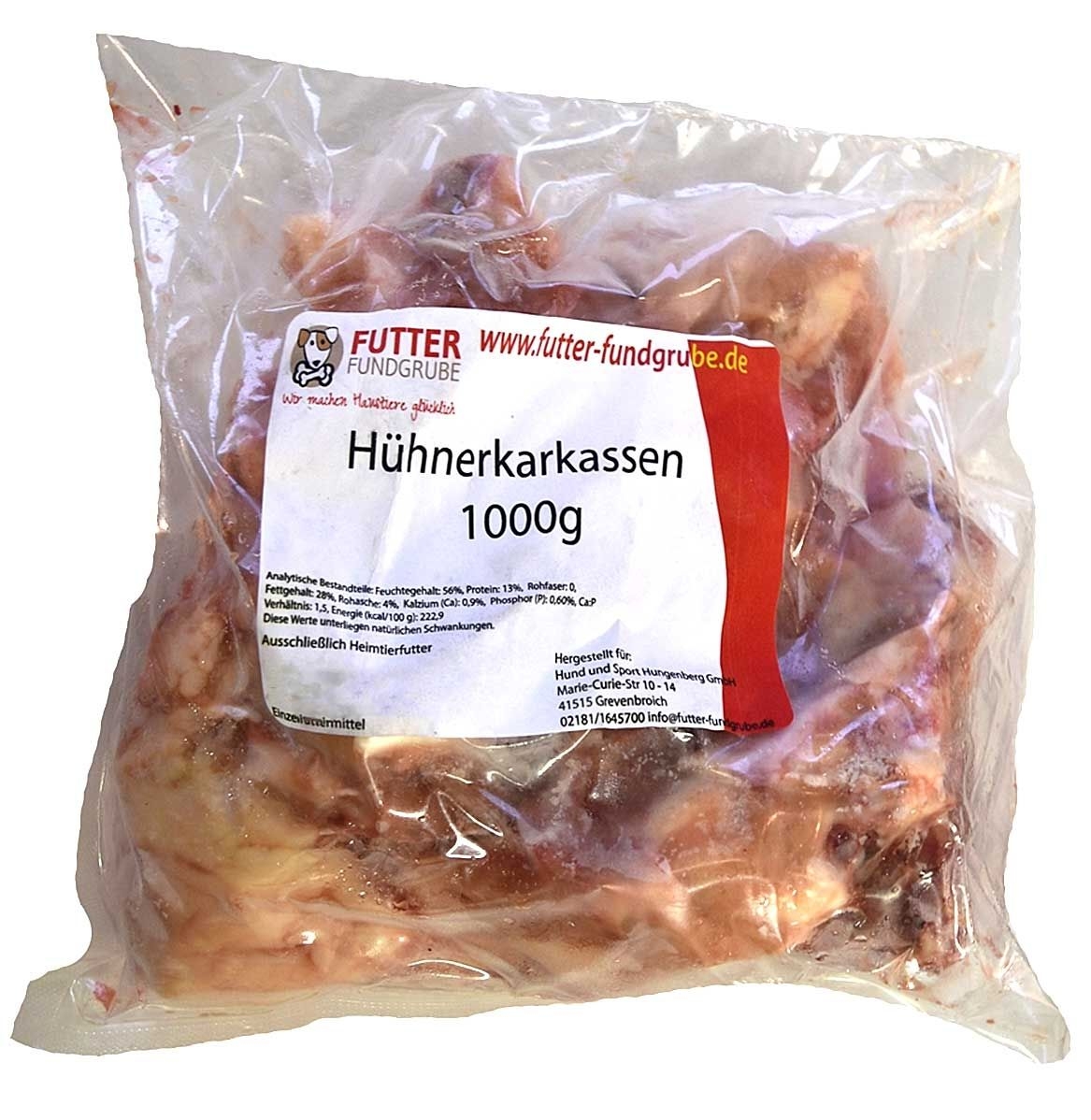 Ein Beutel mit rohen Hühnerkarkassen. Die fleischigen Knochenstücke in Beige und Rosa sind gut sichtbar durch die durchsichtige Kunststoffverpackung mit weißem Etikett.