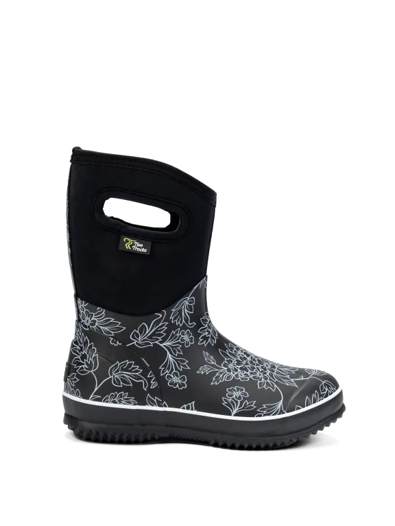 Schwarzer halber Gummistiefel mit Blumenmuster im unteren Bereich und Grifföffnung am Schaft, stehend auf hellem Untergrund.