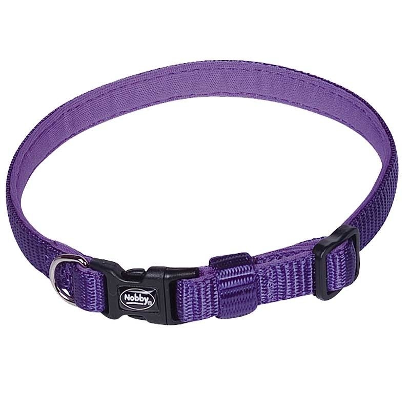 Lilanes Hundehalsband mit schwarzer Kunststoffschnalle, verstellbarem Gurt, Metall-D-Ring und Markenaufdruck ‚Nobby‘ auf der Schnalle.