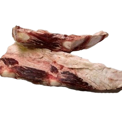 Zwei flache Kalbsbrustknochen mit Fleisch- und Knorpelanteilen. Sichtbar sind weißliche Knochenpartien und rot marmoriertes Fleisch in länglicher, unregelmäßiger Form.