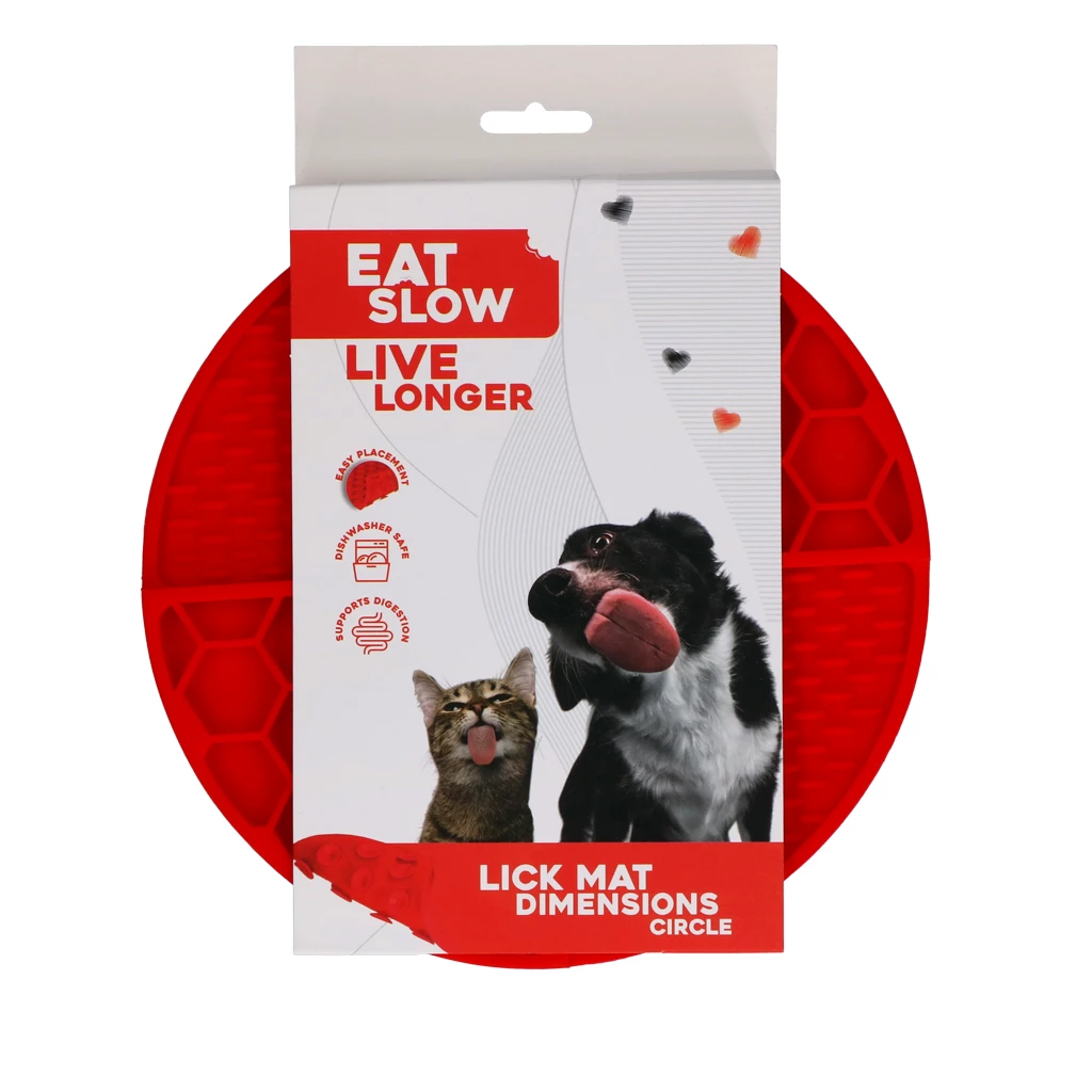 Rote Schleckmatte ‚Eat Slow Live Longer‘ mit Wabenstruktur, in Verpackung mit Hund und Katze sowie Hinweisen zu Verdauungsförderung, Spülmaschineneignung und einfacher Anwendung.