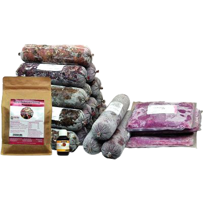 Ein Rundum-Sorglos-BARF-Paket mit mehreren Frostfleischrollen in durchsichtigem Kunstdarm, pyramidenförmig gestapelt. Davor stehen eine braune Papiertüte, zwei flache Kunststoffbeutel mit Fleisch, vier kleine Fläschchen mit Ölen, ein weißer Kunststoffbehä