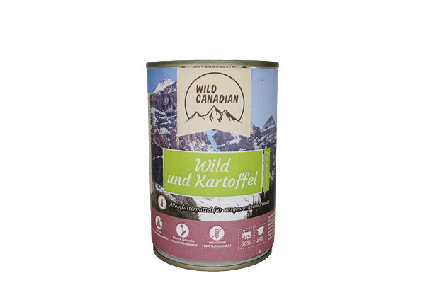 Eine Futterdose mit Gebirgsdesign und hellgrünem Etikett mit der Aufschrift „Wild und Kartoffel“. Unten Symbole zu Zutatenanteilen und Eigenschaften des Hundefutters.
