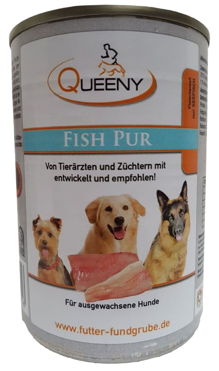 Eine silberne Hundefutterdose mit weißem Etikett und der Aufschrift „FISH PUR“. Darunter drei Hunde und zwei rohe Fischstücke auf weißem Hintergrund. Oben das Queeny-Logo mit orangenem Bogen.