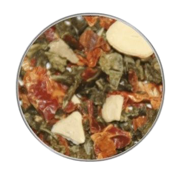 Eine grobe Futtermischung mit grünen Blattstücken, roten Gemüsestückchen und beigefarbenen Flocken in runder Draufsicht, Mischung mit sichtbar natürlicher Struktur.