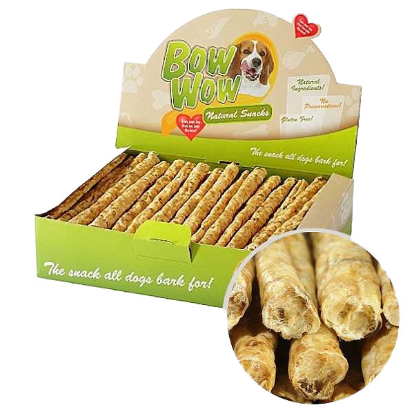 Eine grün-beige Displaybox mit „Bow Wow Natural Snacks“ enthält mehrere zylindrische Hundesnacks. Ein Hundebild und ein Slogan sind auf der Verpackung zu sehen.
