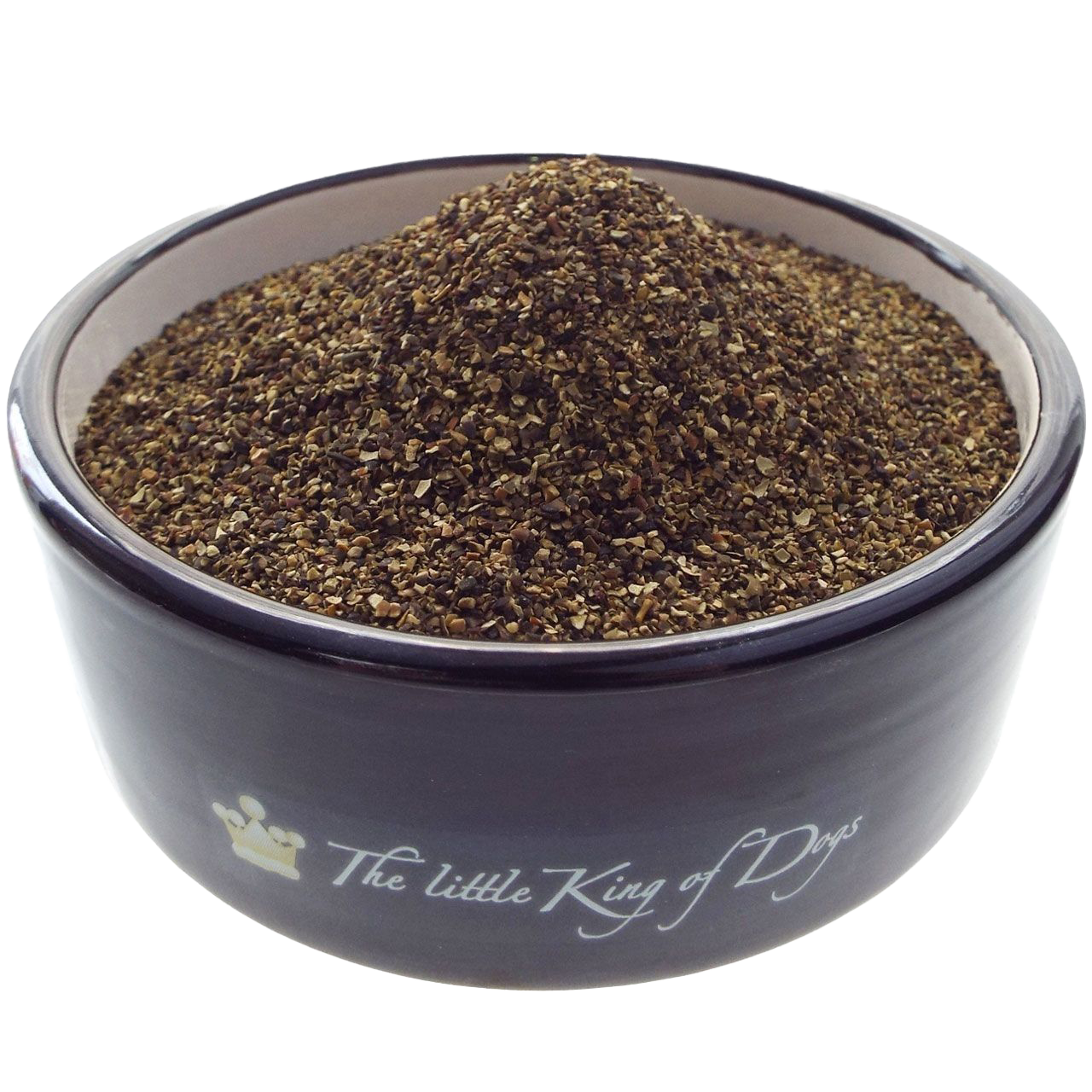 Schwarze Schale mit feinkörnigem, grünlich-braunem Seealgenmehl, gleichmäßig verteilt, auf hellem Hintergrund