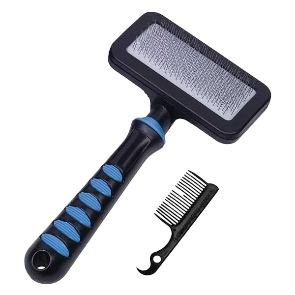 Zwei Hundepflegewerkzeuge: eine große Slicker-Bürste mit feinen Metallborsten und blauen Akzenten sowie ein schwarzer Kamm mit Hakenende auf hellem Hintergrund.