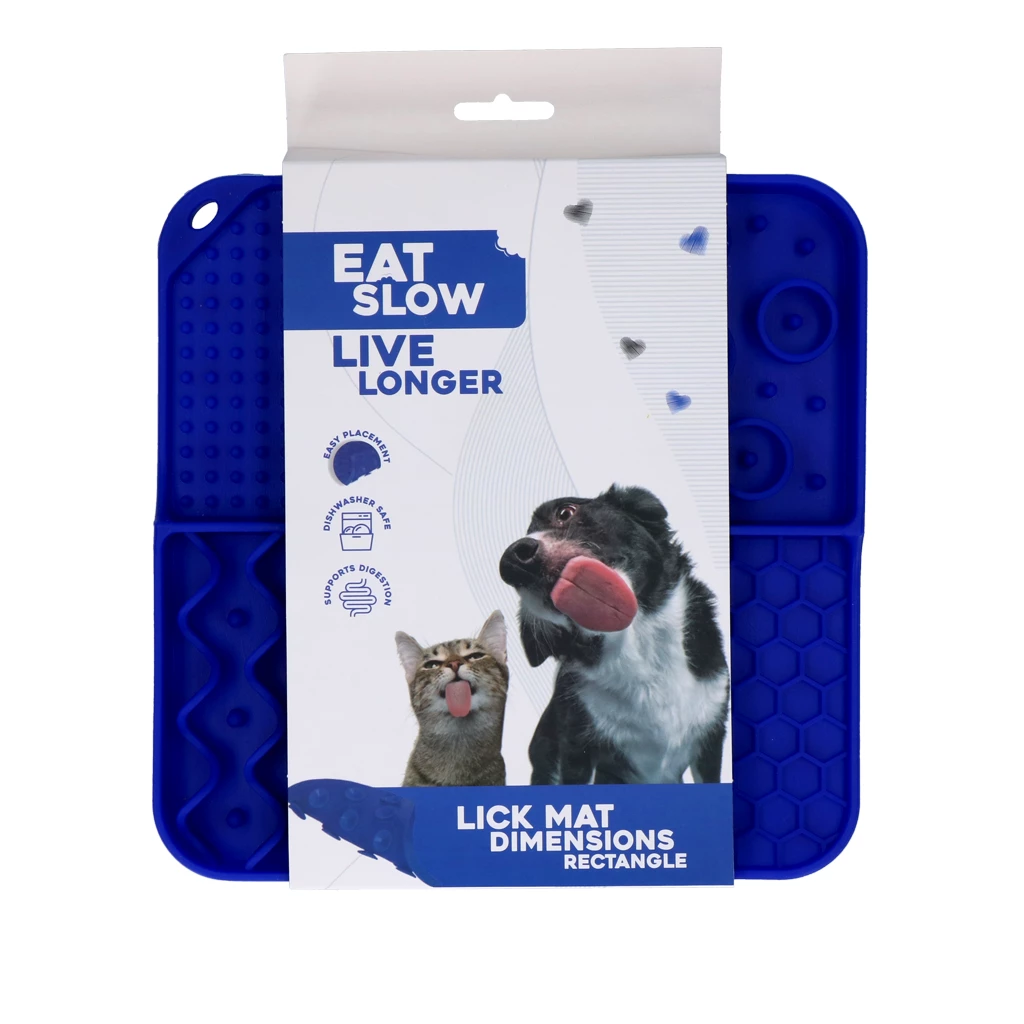 Blaue Schleckmatte ‚Eat Slow Live Longer‘ für Hunde und Katzen, mit Tierabbildungen auf der Verpackung und Hinweisen zu einfacher Anwendung und Spülmaschineneignung.
