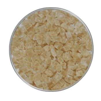 Eine Schale mit getrockneten, hellgelben Ananaswürfeln. Die Würfel sind klein, unregelmäßig geformt und leicht transparent.