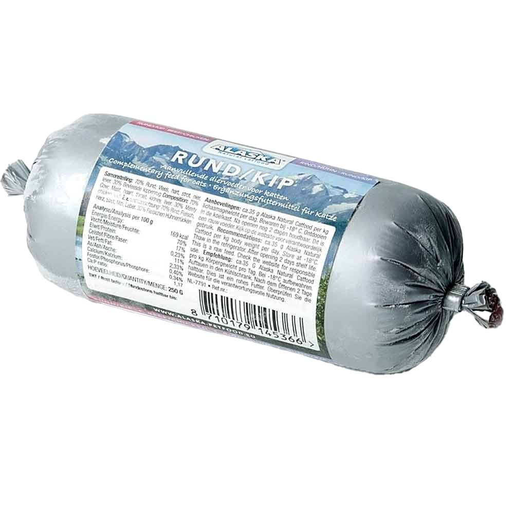 Eine kleine Frostfleischrolle mit blauem Etikett und der Aufschrift „Rund/Kip“. Verpackt in einem grauen Kunstdarm. Die Füllung ist fein gewolft und dunkel gefärbt.