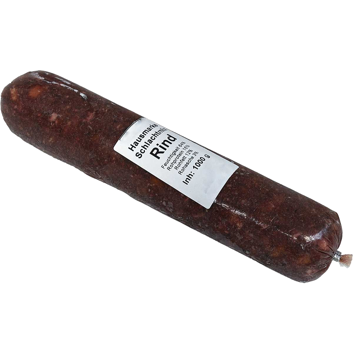 Eine kleine Frostfleischrolle mit weißem Etikett und der Aufschrift „Rind“. Verpackt in einem nicht essbaren Kunstdarm. Die Füllung ist fein gewolft und dunkelrot mit hellen Einschlüssen.