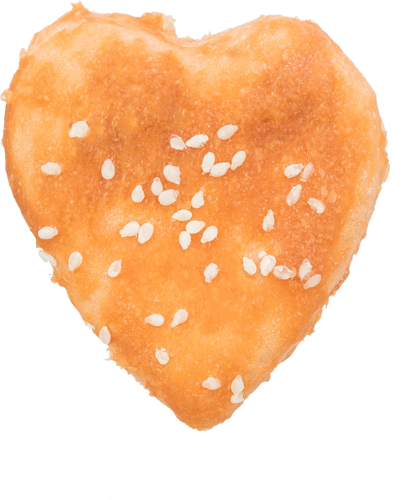 Ein herzförmiges, goldbraun gebackenes Gebäck mit leicht glänzender Oberfläche, locker-poriger Struktur und unregelmäßig verteilten weißen Sesamsamen auf der Oberseite