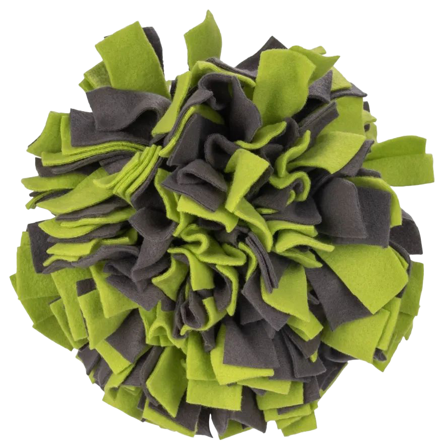 Runder Ball aus dicht geknoteten, abwechselnd grünen und dunkelgrauen Filzstreifen mit unregelmäßig abstehenden Enden