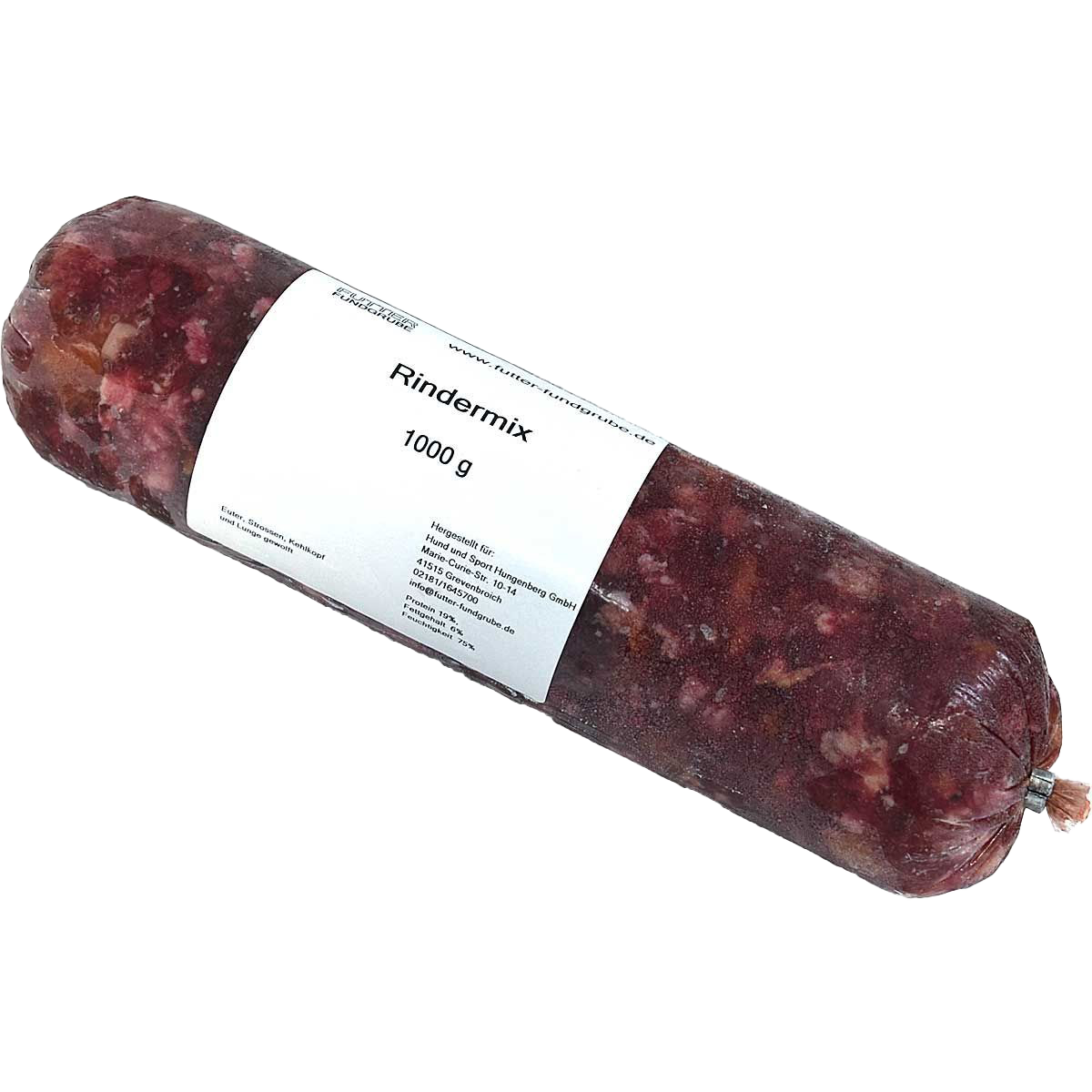 Eine Frostfleischrolle mit weißem Etikett und der Aufschrift „Rindermix“. Verpackt in einem nicht essbaren Kunstdarm. Die Füllung ist grob gewolft und zeigt rote und helle Stückchen.