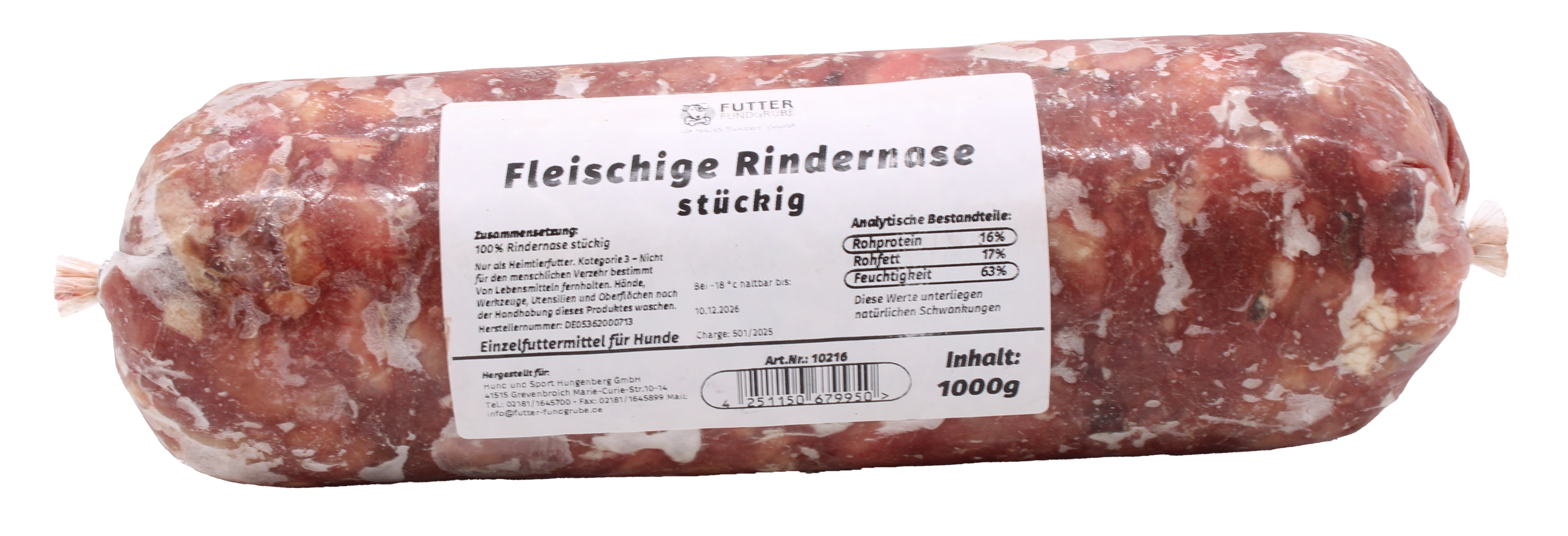 Eine Frostfleischrolle mit durchsichtigem Kunstdarm und der Aufschrift „Rindernase stückig“. Verpackt in einem nicht essbaren Kunstdarm. Die Füllung ist grob gewolft und zeigt eine dunkelrote, leicht marmorierte Struktur mit hellen Fettanteilen.