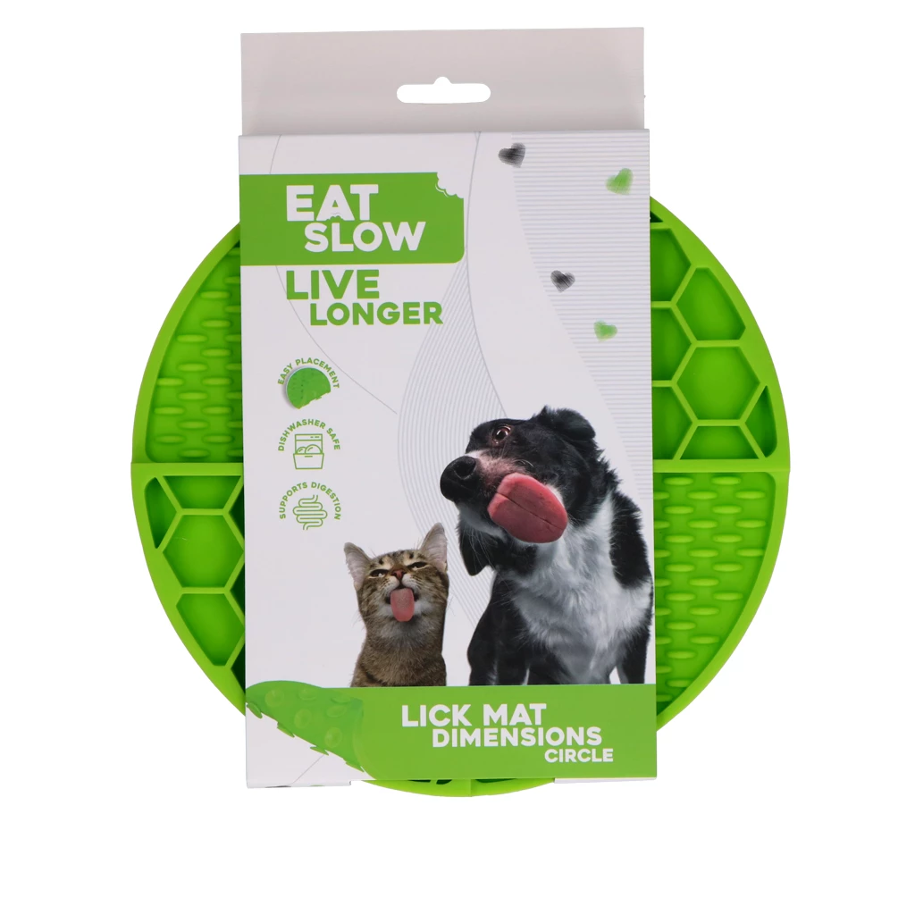 Grüne Schleckmatte ‚Eat Slow Live Longer‘ mit Wabenstruktur, in Verpackung mit Hund und Katze sowie Hinweisen zu Verdauungsförderung, Spülmaschineneignung und einfacher Anwendung.