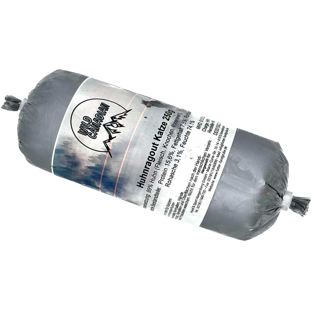 Eine Frostfleischrolle mit weißem Etikett und der Aufschrift „Huhnragout Katze“. Verpackt in einem nicht essbaren Kunstdarm. 