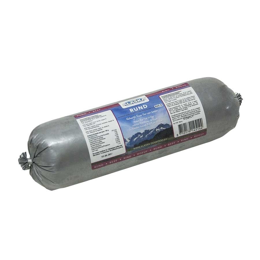 Eine Frostfleischrolle mit silberner Hülle und dem Etikett „Rind“ in Blau und Rot. Verpackt in einem nicht essbaren Kunstdarm. Die Füllung ist nicht sichtbar.