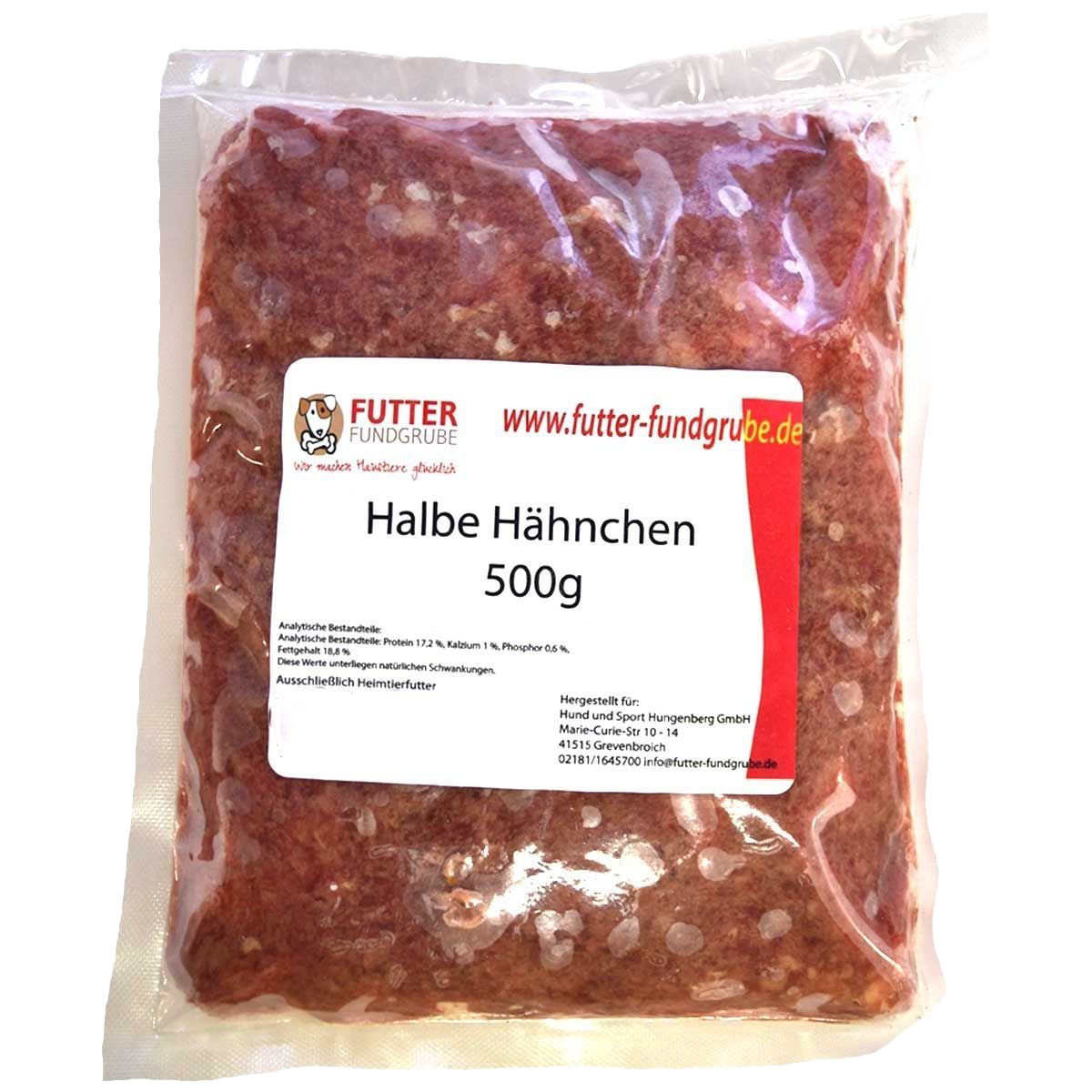Eine Frostfleischrolle mit Etikett und der Aufschrift „Ganze Hähnchen“. Verpackt in einem nicht essbaren Kunstdarm. Die Füllung ist hellrosa, sehr fein gewolft und gleichmäßig strukturiert.