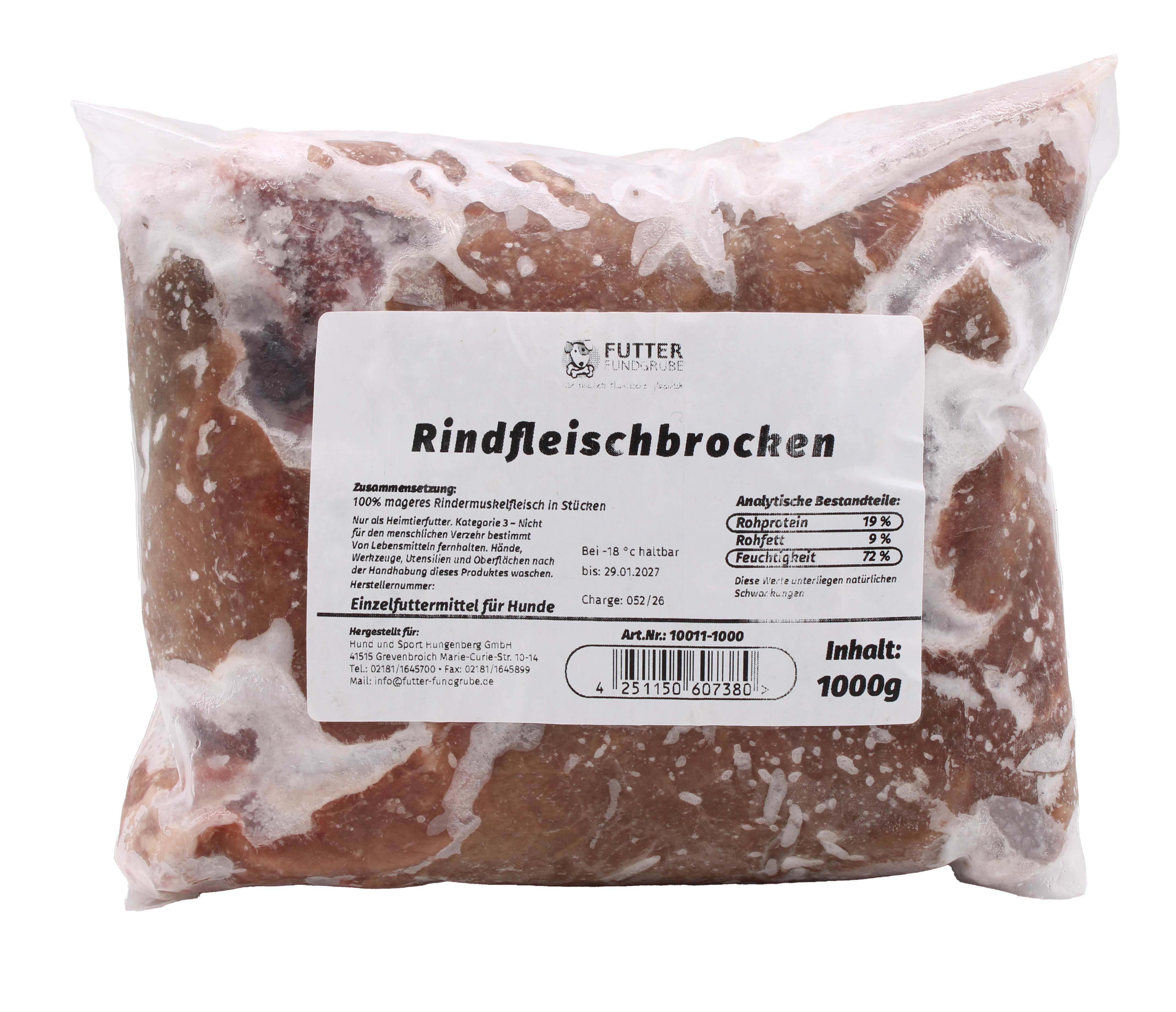 Ein transparenter Kunststoffbeutel mit gefrorenen Rindfleischbrocken in rötlich-brauner Farbe, unregelmäßig geformt und von weißlichen Eiskristallen überzogen, mit aufgeklebtem weißem Etikett auf der Vorderseite.