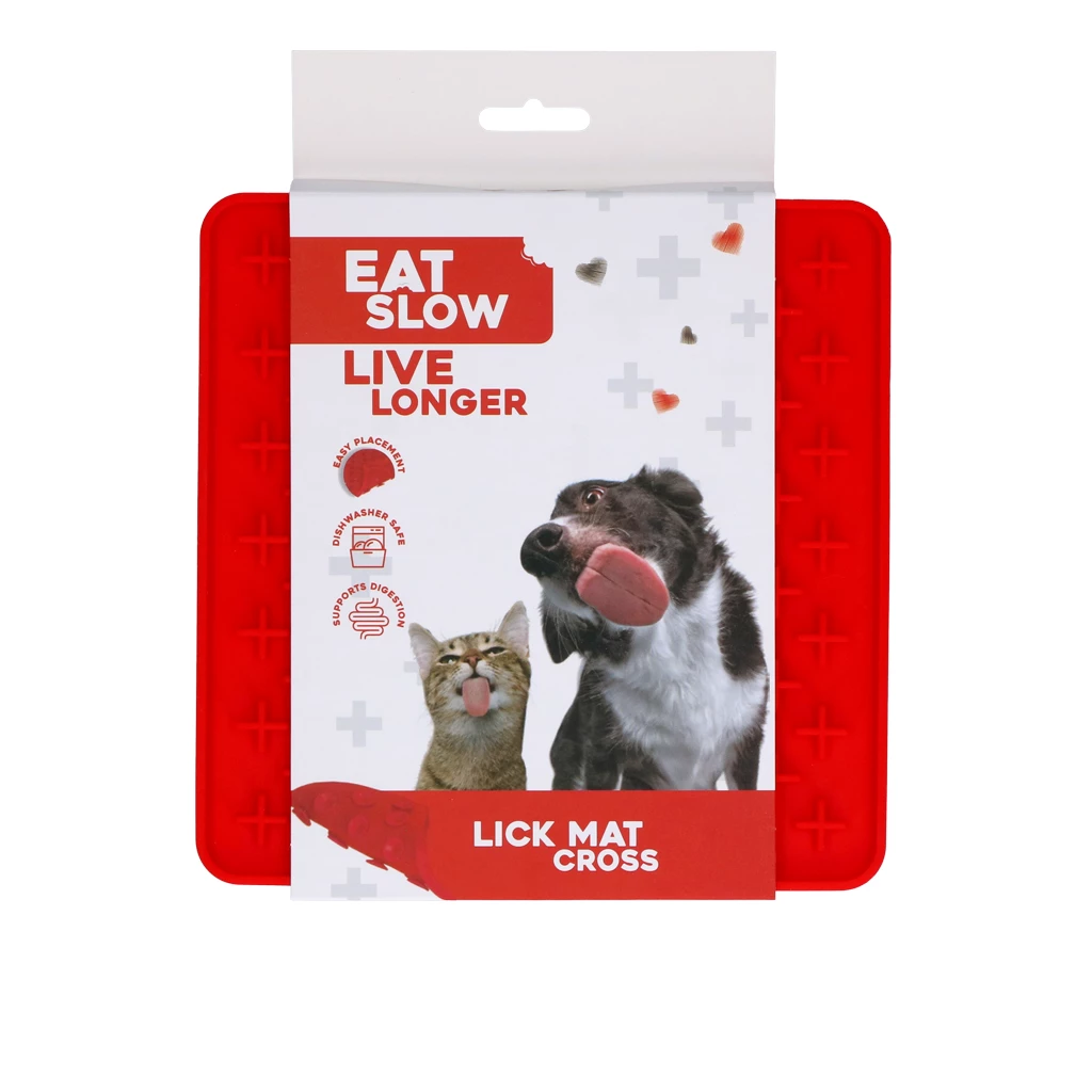 Rote Schleckmatte ‚Eat Slow Live Longer‘ für Hunde und Katzen in Verpackung mit Tierbildern und Hinweisen auf Zahnpflege, Spülmaschineneignung und weniger Plastikmüll.