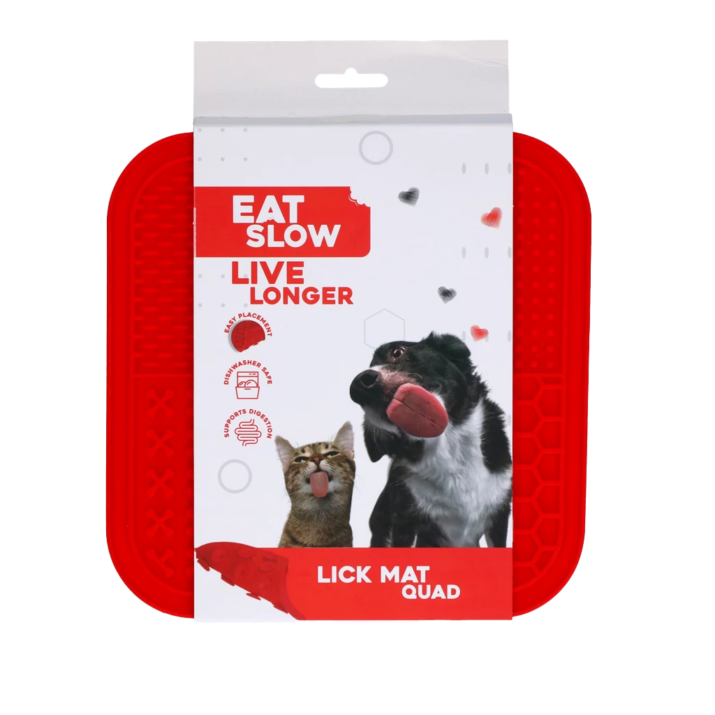Rote Schleckmatte ‚Eat Slow Live Longer – Lick Mat Quad‘ für Hunde und Katzen, in Verpackung mit Tierabbildungen und Hinweisen zu Zahnpflege, Anwendung und Verdauungsförderung.