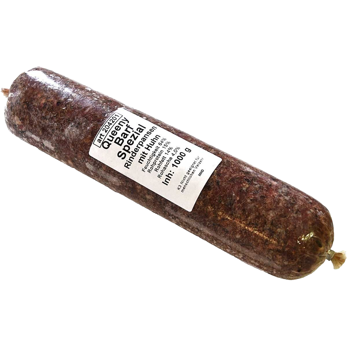 Eine Frostfleischrolle mit weißem Etikett und der Aufschrift „Queeny BARF Spezial Rinderpansen mit Huhn“. Verpackt in einem nicht essbaren Kunstdarm. Die Füllung ist grob gewolft und dunkelbraun gemasert.