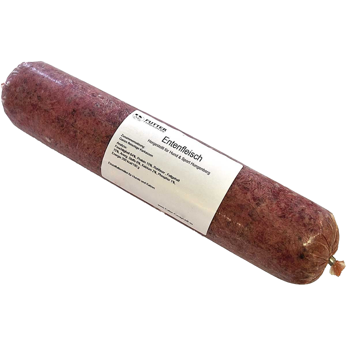 Eine Frostfleischrolle mit weißem Etikett und der Aufschrift „Entenfleisch“. Verpackt in einem nicht essbaren Kunstdarm. Die Füllung ist gewolft und von dunkelrot-brauner Farbe.