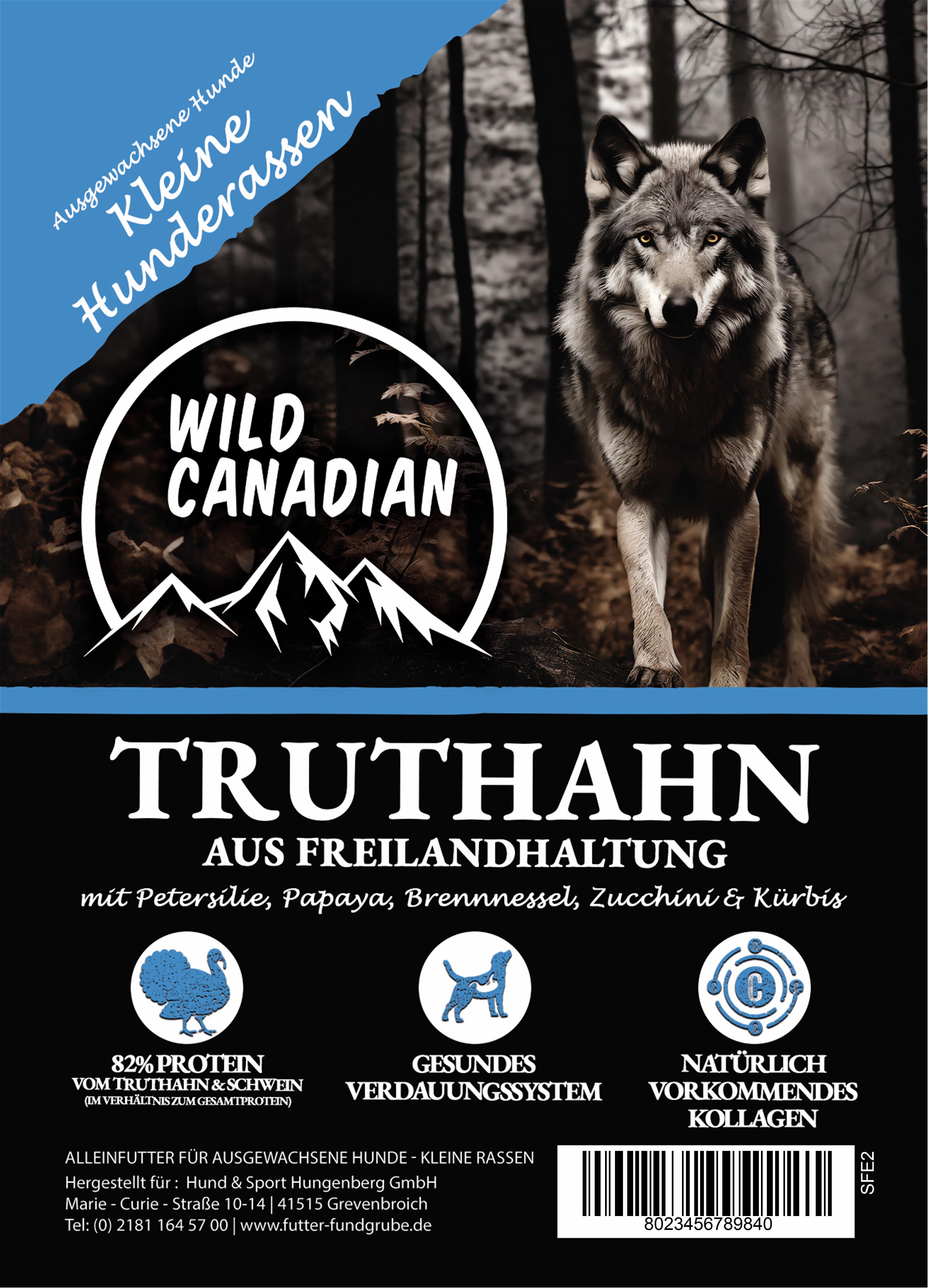 Ein Etikett mit schwarzem Hintergrund, naturgetreuem Wolf im herbstlichen Wald und blauem Farbelement oben links. Sorte Truthahn für kleine ausgewachsene Hunde.