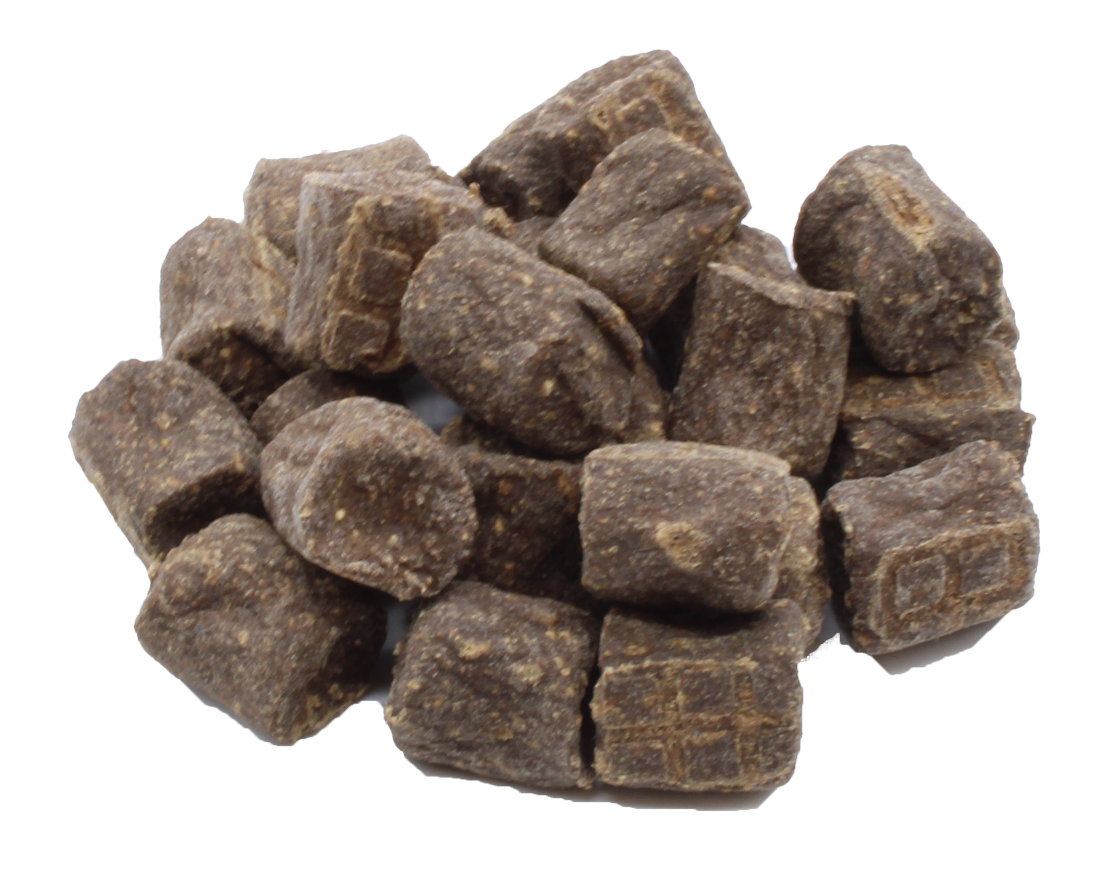 Dunkelbraune, leicht glänzende Mini-Leckerli in zylindrischer Form mit bröseliger Oberfläche, ungleichmäßig auf weißem Hintergrund verteilt.