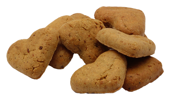 Ein kleiner Stapel beige-brauner Hundekekse in Herzform mit glatter, leicht poröser Oberfläche auf weißem Hintergrund.