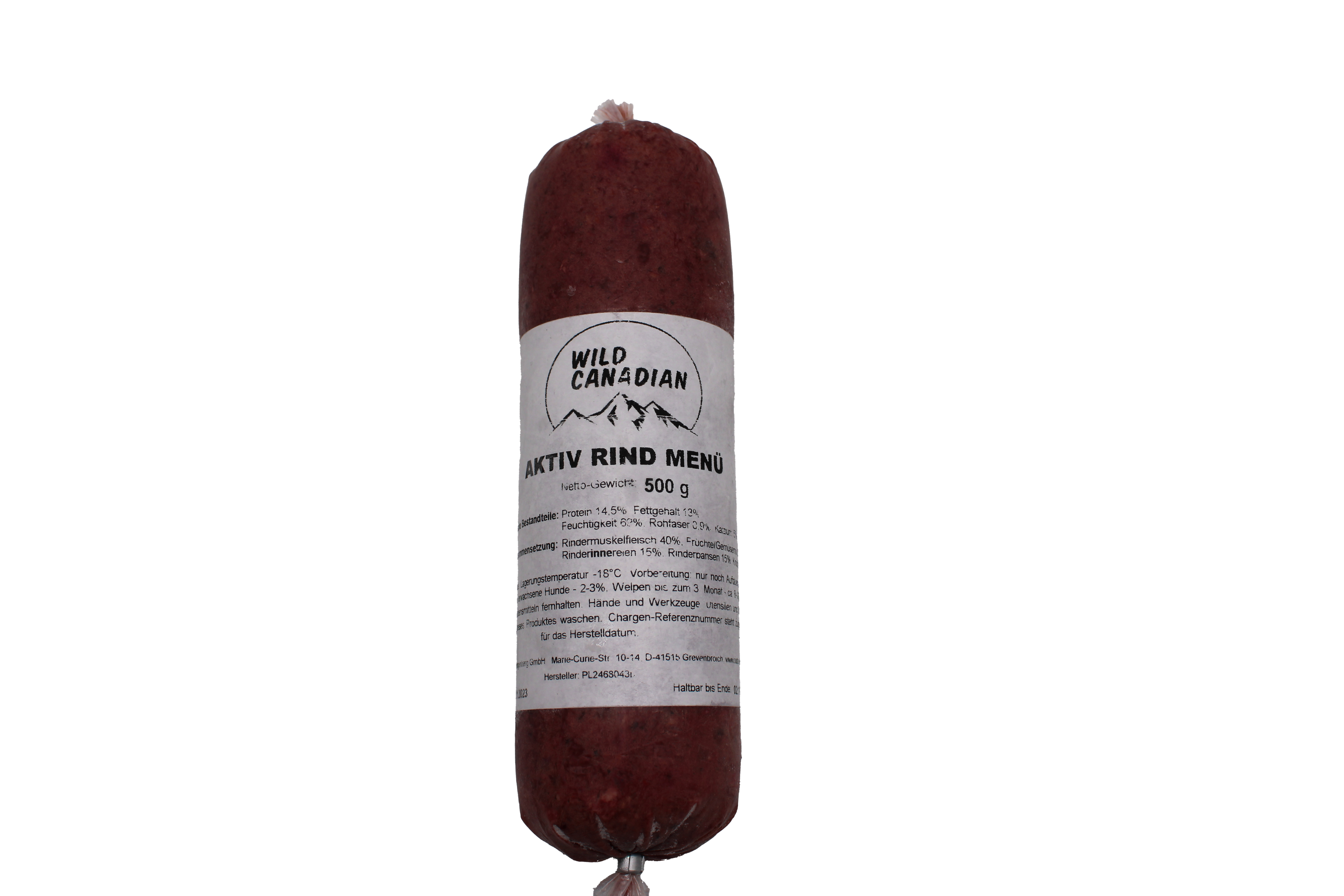 Eine Frostfleischrolle mit weißem Etikett und der Aufschrift „Aktiv Rind Menü“. Verpackt in einem nicht essbaren Kunstdarm. Die Füllung ist fein gewolft und dunkelrot.
