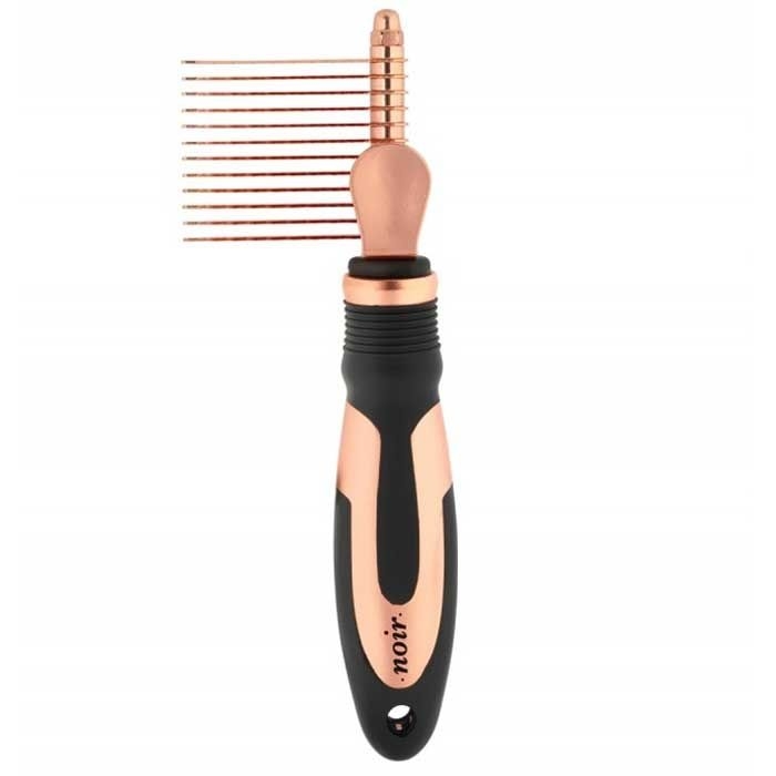 Grooming-Tool mit schwarzem und kupferfarbenem Griff, oben feine, gleichmäßig angeordnete Metallzinken, horizontal ausgerichtet.