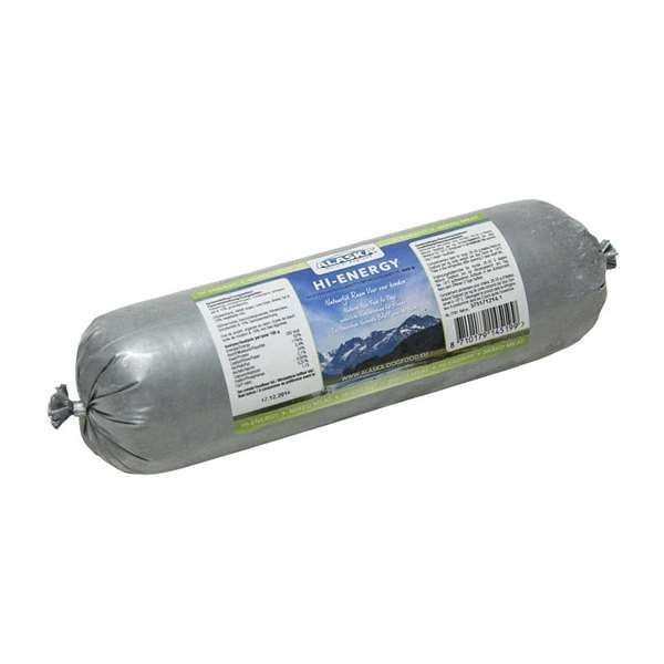 Eine Frostfleischrolle mit silbernem Kunstdarm und der Aufschrift „Hi-Energy“. Verpackt in einem nicht essbaren Kunstdarm. Die Füllung ist nicht sichtbar.