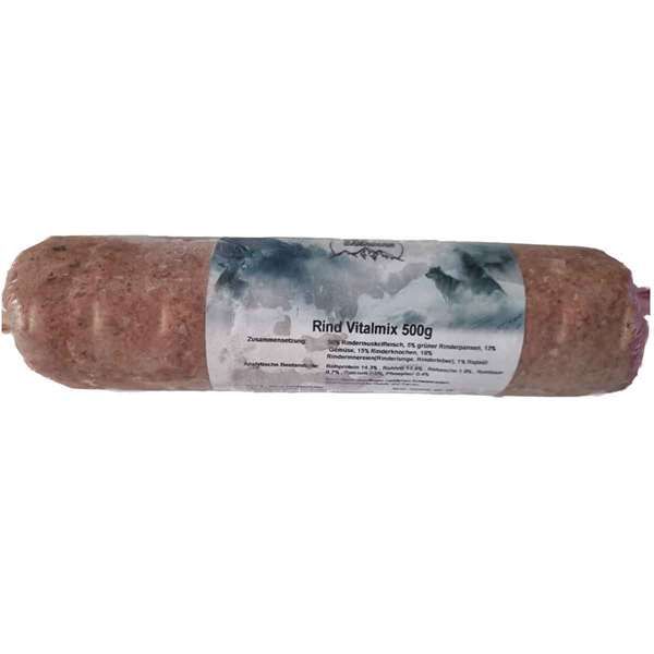Eine Frostfleischrolle mit weiß-blauem Etikett und der Aufschrift „Rind Vitalmix 500g“. Verpackt in einem nicht essbaren Kunstdarm. Die Füllung ist fein gewolft und zeigt eine hellbraun-rosa, leicht marmorierte Masse mit unregelmäßiger Struktur.