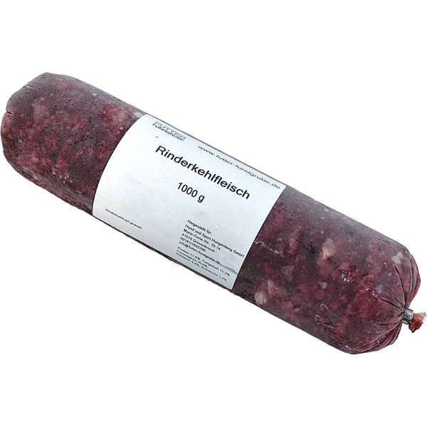 Eine vakuumverpackte Wurstrolle mit weißem Etikett und der Aufschrift „Rinderkehlfleisch – 1000 g“. Verpackt in einem nicht essbaren Kunstdarm. Das Einzelfuttermittel für Hunde besteht aus grob gewolftem Kehlfleisch vom Rind.