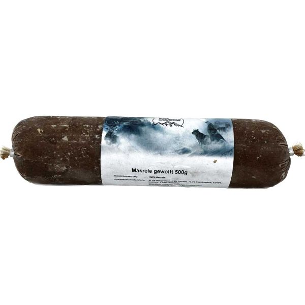 Eine Frostfleischrolle mit weißem Etikett und der Aufschrift „Makrele gewolft 500g“. Verpackt in einem nicht essbaren Kunstdarm. Die Füllung ist grob gewolft und zeigt eine dunkelbraune, unregelmäßig durchzogene Masse mit sichtbaren Fettstückchen und Fisc
