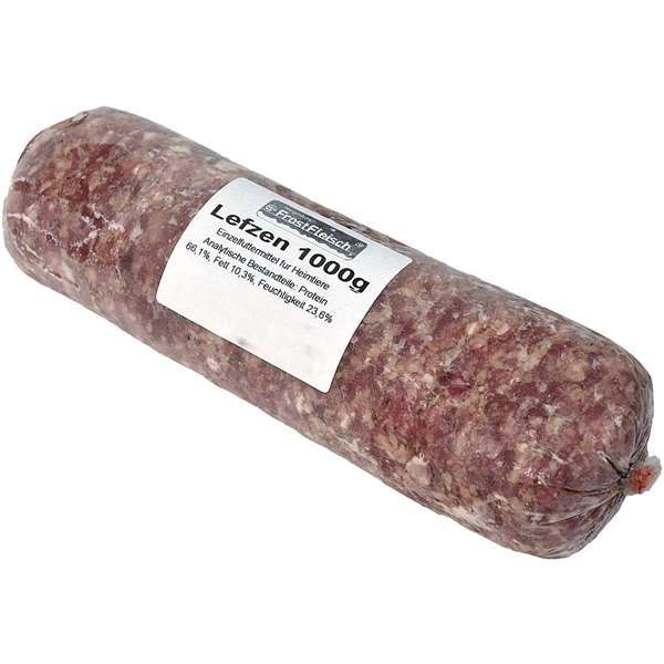 Eine vakuumverpackte Wurstrolle mit weißem Etikett und der Aufschrift „Lefzen 1000 g“. Verpackt in einem nicht essbaren Kunstdarm. Das Einzelfuttermittel für Hunde besteht aus gewolften Rinderlefzen und enthält 13 % Rohprotein, 10,3 % Fett und 23,6 % Feuc