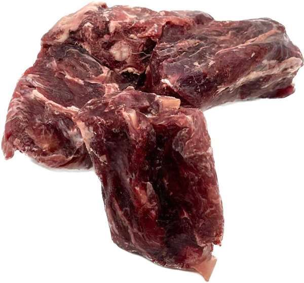 Fleischige Rehnackenknochen in unregelmäßigen Stücken. Die Oberfläche zeigt eine dunkelrote Fleischfarbe mit helleren Fett- und Knochenanteilen. Die Struktur ist grob und naturbelassen.